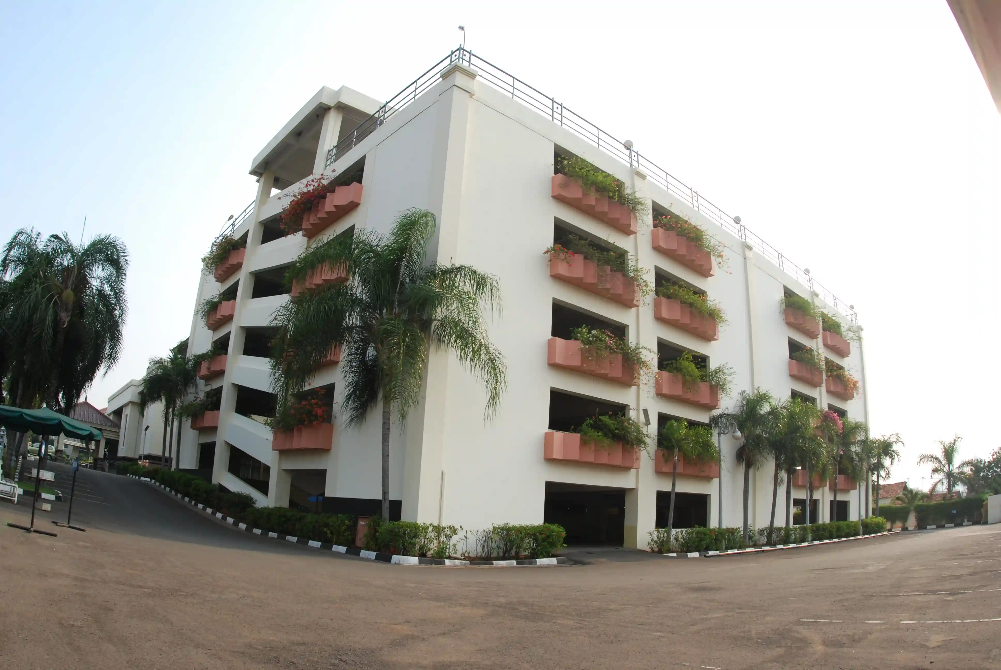 panti perwira parkir