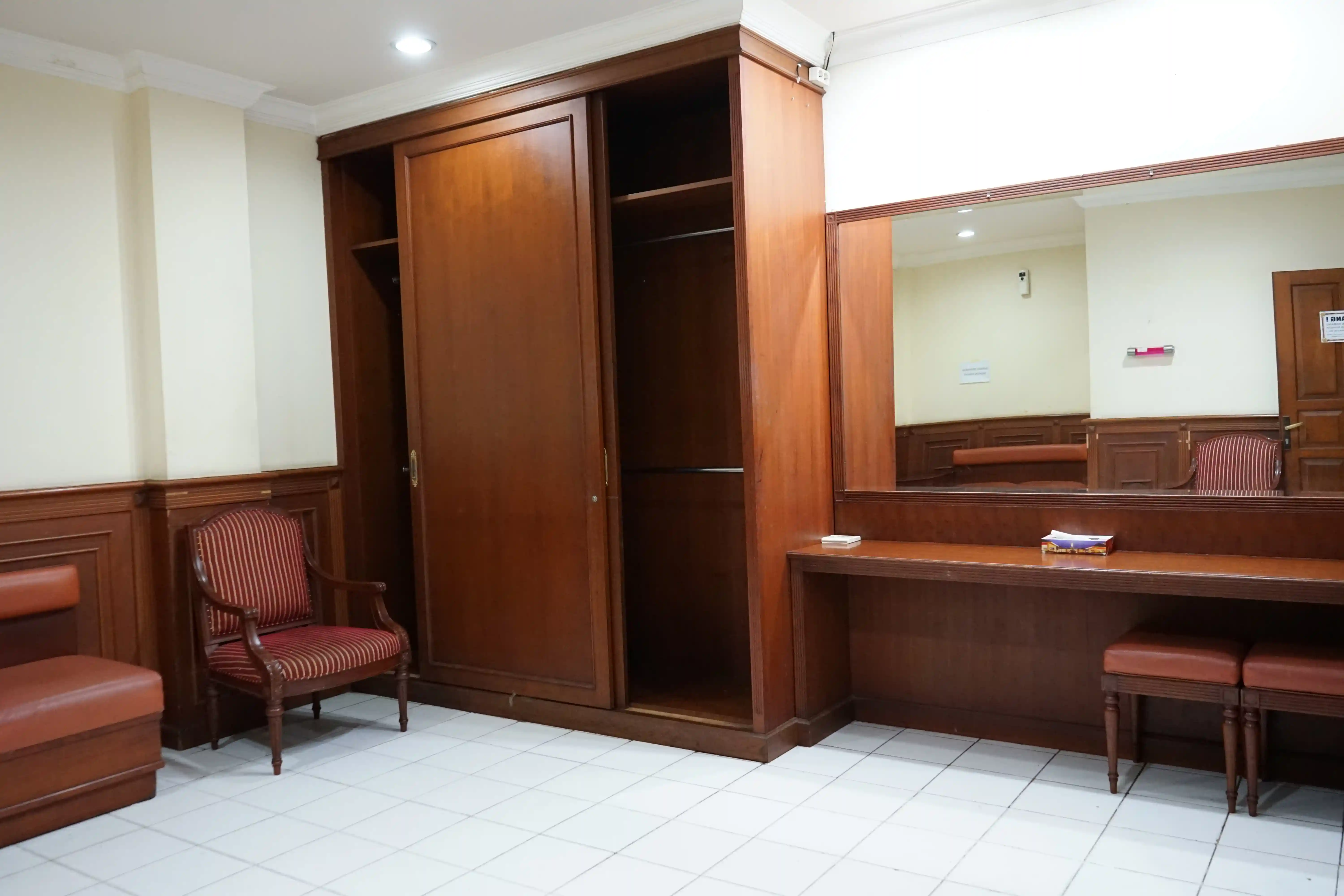 panti perwira ruang rias among tamu pria